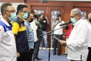 Bupati Kuningan saat melantik pengurus cabor dalam naungan KONI Kuningan.